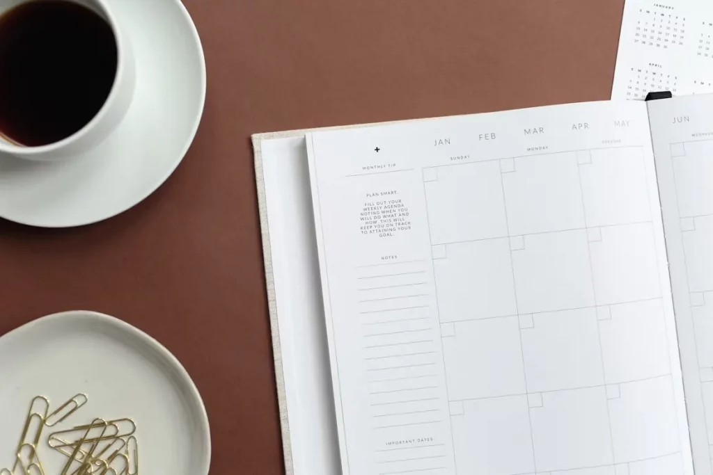 Minimalistischer Kalender mit Notizspalten und Kaffeetasse – Symbol für einen 30-Tage-Plan zum digitalen Minimalismus